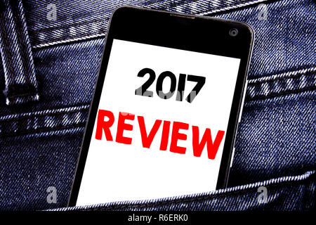 Schreiben Text anzeigen 2017 überprüfen. Business Konzept für jährlichen zusammenfassenden Bericht geschrieben Mobile Handy mit Kopie Raum in der Rückseite Hosen Hosen Tasche Stockfoto