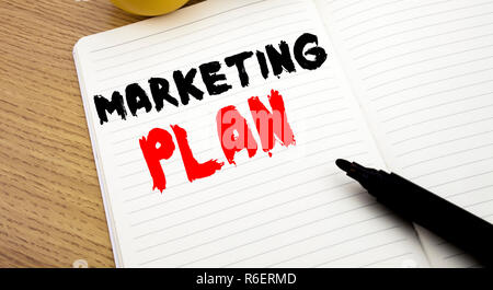 Handschriftliche Bildunterschrift angezeigt Marketing Plan. Business Konzept schreiben für Planung erfolgreiche Strategie auf Notebook mit Kopie Speicherplatz auf Buch Hintergrund mit Filzstift Stockfoto