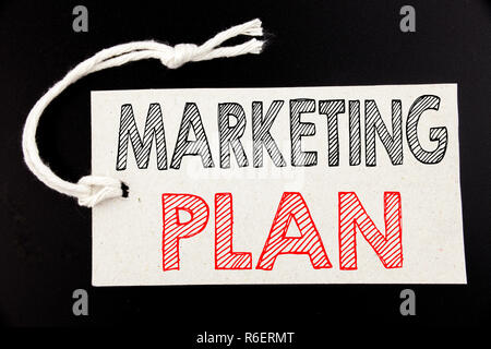 Handschriftliche Bildunterschrift angezeigt Marketing Plan. Business Konzept schreiben für Planung erfolgreiche Strategie auf Preis Papier auf dem Schwarzen vintage Hintergrund geschrieben. Stockfoto
