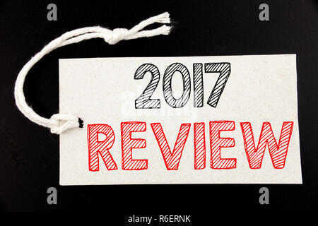 Handschriftliche Bildunterschrift angezeigt 2017 überprüfen. Business Konzept schreiben für jährlichen zusammenfassenden Bericht über Preis Papier auf dem Schwarzen vintage Hintergrund geschrieben. Stockfoto