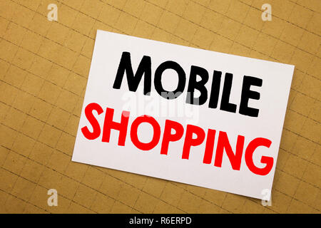 Konzeptionelle Hand schreiben Bildunterschrift Inspiration zeigt das Mobile Einkaufen. Business Konzept für Handys online bestellen auf haftnotiz Gelb Hintergrund geschrieben. Stockfoto