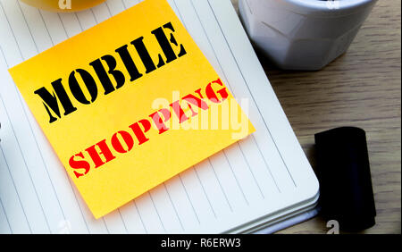 Schreiben Text zeigt das Mobile Einkaufen. Business Konzept für Handys online bestellen Kurznotiz leere Papier, Holz- Hintergrund mit Kopie Raum, Kaffee und Marker Stockfoto
