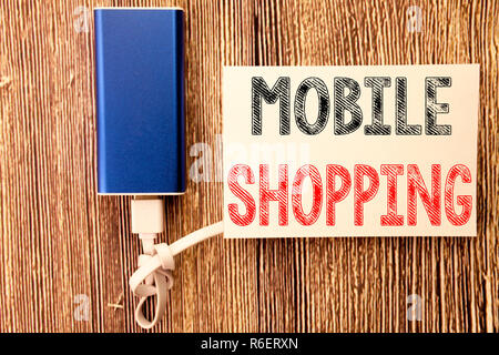 Konzeptionelle Hand schreiben Bildunterschrift Inspiration zeigt das Mobile Einkaufen. Business Konzept für Handys online bestellen auf Haftnotiz alte Holz Hintergrund mit Power Bank geschrieben Stockfoto