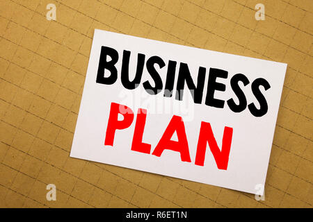 Konzeptionelle Hand schreiben Bildunterschrift inspiration Übersicht Business Plan Planung. Business Konzept für Projektvorbereitung Strategie auf haftnotiz Gelb Hintergrund geschrieben. Stockfoto