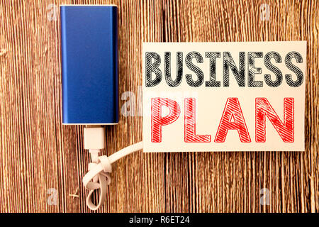 Konzeptionelle Hand schreiben Bildunterschrift inspiration Übersicht Business Plan Planung. Business Konzept für Projektvorbereitung Strategie auf Haftnotiz alte Holz Hintergrund mit Power Bank geschrieben Stockfoto