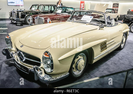 FRANKFURT - Sept. 2015: Brabus Classic 1957 Mercedes-Benz 300 SL Roadster Cabrio auf der IAA International Motor Show vorgestellt am 20. September 2015 in Fra Stockfoto