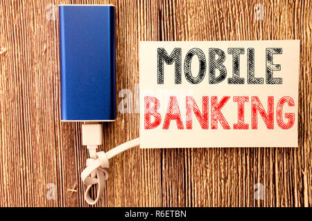 Konzeptionelle Hand schreiben Bildunterschrift Inspiration anzeigen Mobile Banking. Business Konzept für Internet Banking e-Bank auf Haftnotiz alte Holz Hintergrund mit Power Bank geschrieben Stockfoto