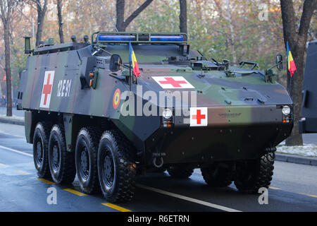 Bukarest, Rumänien - Dezember 1, 2018: MOWAG Piranha gepanzerten Medizinische militärisches Fahrzeug an rumänischen nationalen Tag militärische Parade Stockfoto