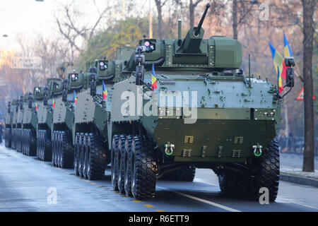 Bukarest, Rumänien - Dezember 1, 2018: Piranha V PC 8x8 gepanzertes Fahrzeug an rumänischen nationalen Tag militärische Parade Stockfoto