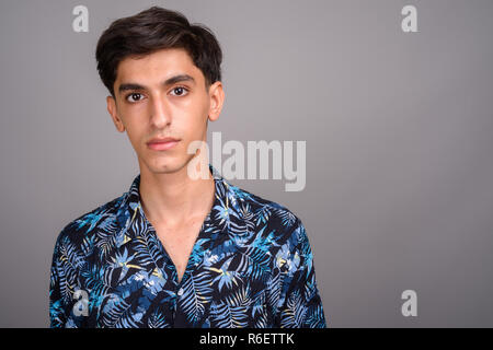 Jungen schönen persischen Teenager tragen Hawaiian shirt Gege Stockfoto