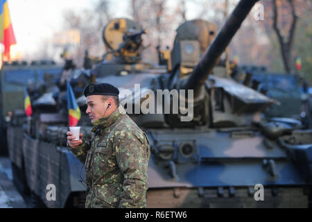 Bukarest, Rumänien - Dezember 1, 2018: Rumänische Soldaten vor einem TR 85 M1 "Bizonul" (Bison) gepanzerte militärische heavy Tank am rumänischen nationalen Stockfoto