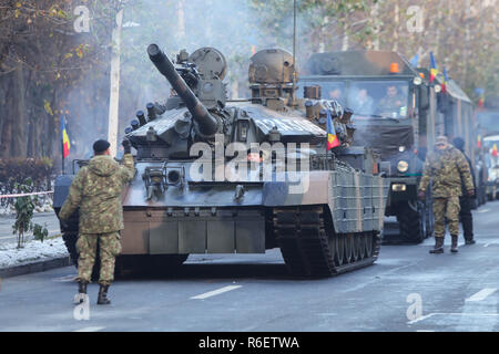 Bukarest, Rumänien - Dezember 1, 2018: Rumänische Soldaten vor einem TR 85 M1 "Bizonul" (Bison) gepanzerte militärische heavy Tank am rumänischen nationalen Stockfoto