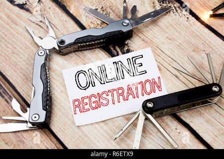 Konzeptionelle Hand schreiben Bildunterschrift inspiration Übersicht Online Anmeldung. Business Konzept für Internet Login auf haftnotiz Holz- Hintergrund mit Taschenmesser geschrieben Stockfoto