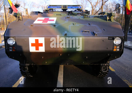 Bukarest, Rumänien - Dezember 1, 2018: MOWAG Piranha gepanzerten Medizinische militärisches Fahrzeug an rumänischen nationalen Tag militärische Parade Stockfoto