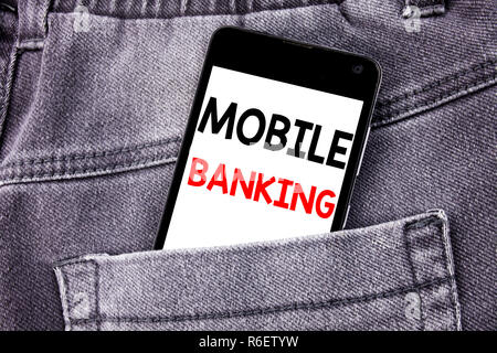 Konzeptionelle Hand schreiben Bildunterschrift anzeigen Mobile Banking. Business Konzept für Internet Banking e-Bank geschrieben Mobile Handy mit Kopie Raum in der Rückseite Hosen Hosen Tasche Stockfoto