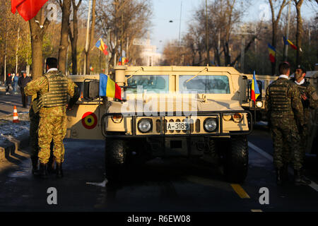 Bukarest, Rumänien - Dezember 1, 2018: Humvee Militär Fahrzeug von der rumänischen Armee bei rumänischen nationalen Tag militärische Parade Stockfoto