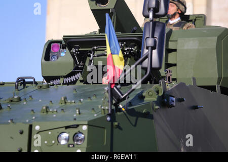 Bukarest, Rumänien - Dezember 1, 2018: Fahrer eines Piranha V PC 8x8 gepanzertes Fahrzeug an rumänischen nationalen Tag militärische Parade Stockfoto