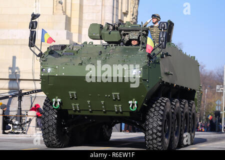 Bukarest, Rumänien - Dezember 1, 2018: Piranha V PC 8x8 gepanzertes Fahrzeug an rumänischen nationalen Tag militärische Parade Stockfoto