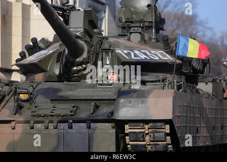 Bukarest, Rumänien - Dezember 1, 2018: TR 85 M1 "Bizonul" (Bison) gepanzerte militärische heavy Tank an rumänischen nationalen Tag militärische Parade Stockfoto