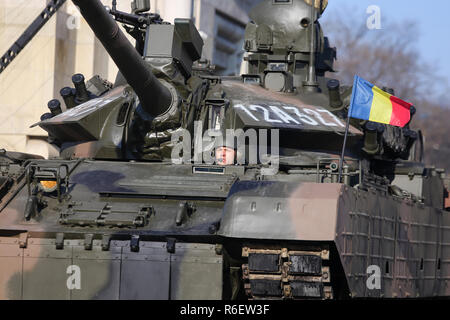 Bukarest, Rumänien - Dezember 1, 2018: TR 85 M1 "Bizonul" (Bison) gepanzerte militärische heavy Tank an rumänischen nationalen Tag militärische Parade Stockfoto