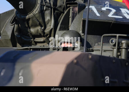 Bukarest, Rumänien - Dezember 1, 2018: Der Fahrer eines TR 85 M1 "Bizonul" (Bison) gepanzerte militärische heavy Tank an rumänischen nationalen Tag militärische p Stockfoto