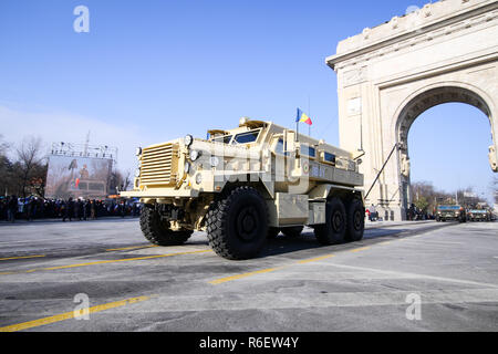 Bukarest, Rumänien - Dezember 1, 2018: MRAP COUGAR Bekämpfung von gepanzerten Fahrzeug, an rumänischen nationalen Tag militärische Parade, Pass unter dem Triumphbogen Stockfoto