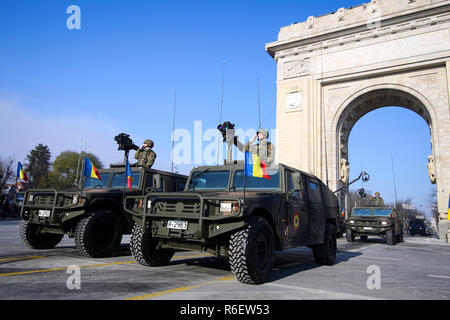 Bukarest, Rumänien - Dezember 1, 2018: URO VAMTAC Bekämpfung von gepanzerten Fahrzeugen, an rumänischen nationalen Tag Militärparade Pass unter dem Triumphbogen Stockfoto