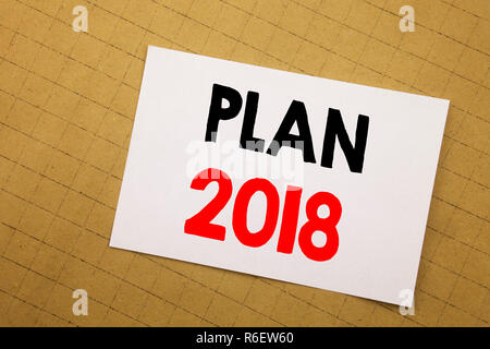 Konzeptionelle Hand schreiben Bildunterschrift inspiration Übersicht Plan 2018. Business Konzept für Planung Strategie Aktionsplan auf haftnotiz Gelb Hintergrund geschrieben. Stockfoto