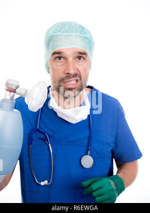 Wütend Anästhesisten mit Reanimation Tasche Stockfoto