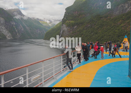 Geirangerfjord, Stranda, Norwegen - 09.Juli 2018: Touristen fjord bewundern Sie von Deck eines Kreuzfahrtschiffes Stockfoto