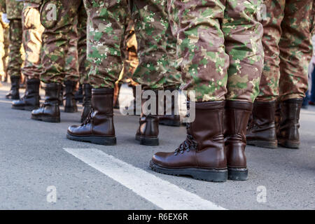 Schuhe von Soldaten Rumänien Uniform. Rumänische Truppen close-up Stockfoto