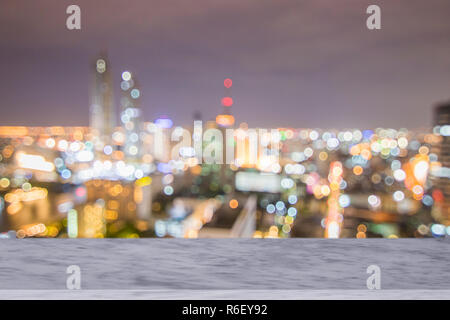 Marmor tisch vor der Nacht Stadt Hintergrund, können ihre Produkte platzieren Stockfoto