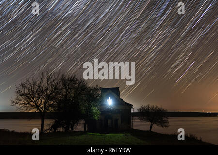 Star Trails über eine verlassene Kirche in Rumänien Stockfoto