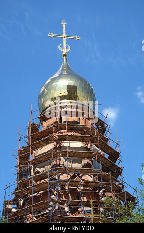 Russische christliche Kirche bauen. Vertikale Foto im Sommer Tag Stockfoto