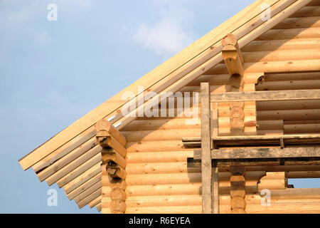 Prozess der Holz- Haus gerade Dachneigung Montage. Holz haus Bau Stockfoto