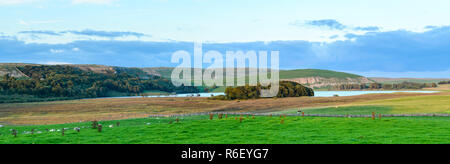 Malerischen Panoramablick über Malham Tarn (Gletschersee), Kalksteinfelsen & Weide, unter Abendhimmel - Malhamdale, Yorkshire Dales, England, UK. Stockfoto