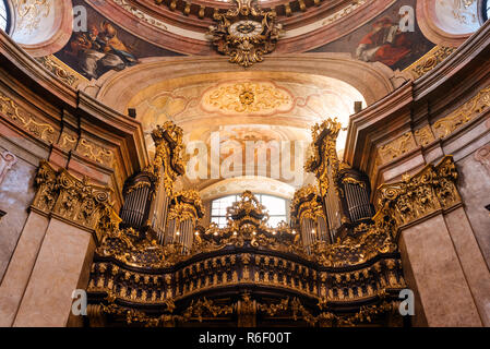 Wien, Österreich - 31. Dezember 2017. Orgel von St. Peter's Kirche, oder Peterskirche - Barocke römisch-katholischen Kirche. Stockfoto