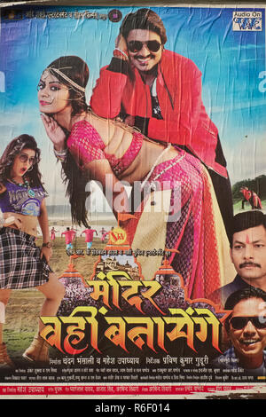 Ein bhojpuri Sprache Filmplakat im Palace Sprechfunkgeräte, ein Kino in Byculla, Mumbai, Indien, im Jahre 1932 geöffnet, meistens zeigen, Bhojpuri Sprache Filme Stockfoto