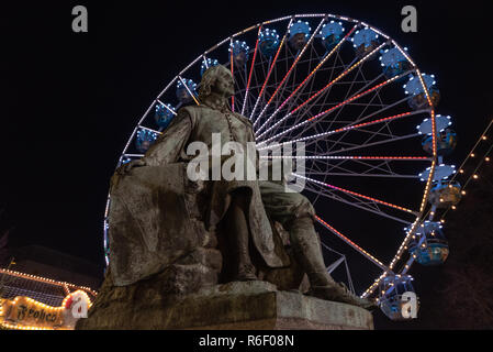 Magdeburg, Deutschland - Dezember 1, 2018: Blick von der Otto-von-Guericke-Universität in Magdeburg Denkmal mit einem Riesenrad im Hintergrund. Der Physiker Otto v Stockfoto