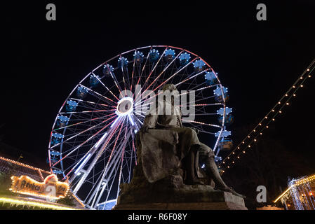 Magdeburg, Deutschland - Dezember 1, 2018: Blick von der Otto-von-Guericke-Universität in Magdeburg Denkmal mit einem Riesenrad im Hintergrund. Der Physiker Otto v Stockfoto