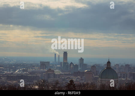 Die Kuppel der Kathedrale von Brescia vom Schloss gesehen Stockfoto
