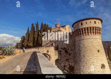 Straßen zu Burg auf dem Hügel Cidneo Brescia Stockfoto