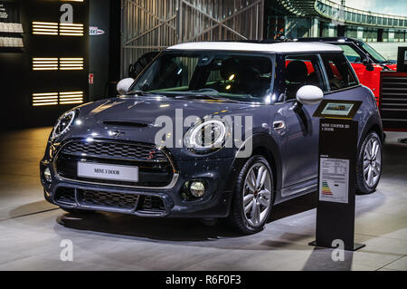 FRANKFURT - Sept. 2015: Mini Cooper 3 Tür auf der IAA International Motor Show am 20. September vorgelegt, 2015 in Frankfurt am Main, Deutschland Stockfoto