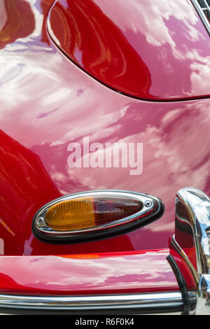 SAALBACH - Hinterglemm, Österreich - 21. Juni 2018: Die roten Porsche 356 oldsmobile Oldtimer Veteran Car Detail am 21. Juni 2018 in Saalbach-Hinterglemm, Österreich. Stockfoto