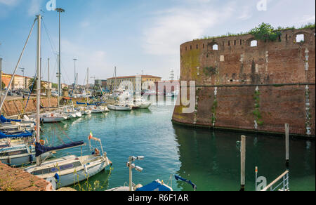 Blick auf die Fortezza Vecchia, einer alten Festung mit Turm in Livorno, Italien, auf einer Fläche, die viele Call Piccola Venezia, oder kleine Venedig, Stockfoto