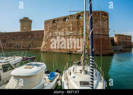 Blick auf die Fortezza Vecchia, einer alten Festung mit Turm in Livorno, Italien, auf einer Fläche, die viele Call Piccola Venezia, oder kleine Venedig, Stockfoto