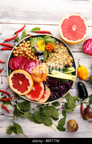 Schüssel mit Buddha, das Konzept einer gesunden Ernährung: Kichererbsen, Salat, Rote Beete, Kürbis, Gurke, Grapefruit, Kohl und tabouleh. Ausgewogene Ernährung Stockfoto