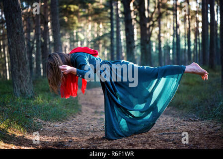 Schöne, junge Frau levitierten in Wäldern. Fliegen im Traum. Das Fehlen der Schwerkraft. Konzept der Magie, Wunderland und Märchen im Wald. Stockfoto