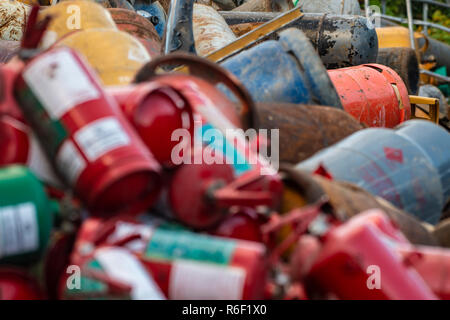 Die alten Pulverlöscher und Gasflaschen auf Schrottplatz Stockfoto