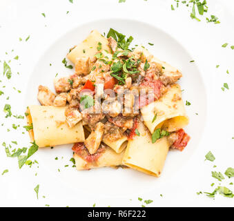Italienische Paccheri Pasta mit Schwertfisch Stockfoto